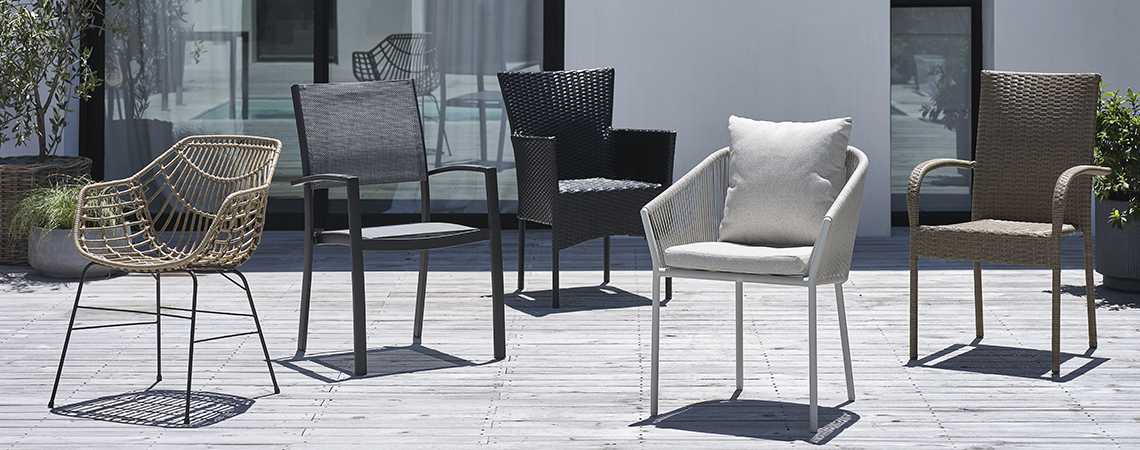 5 chaises de jardin différentes sur un patio
