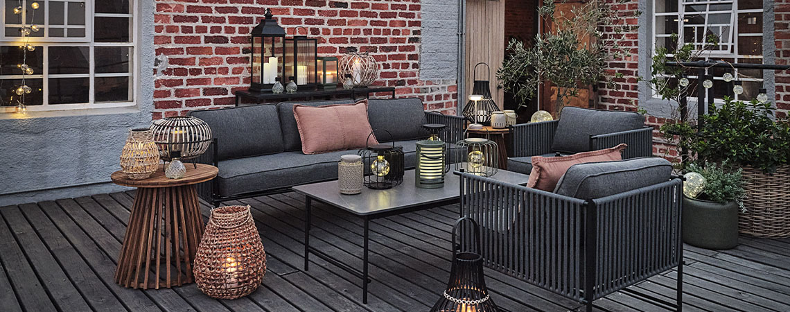 Différents types de lampes solaires de jardin, de lanternes d'extérieur et de lampes solaires de jardin sur un patio