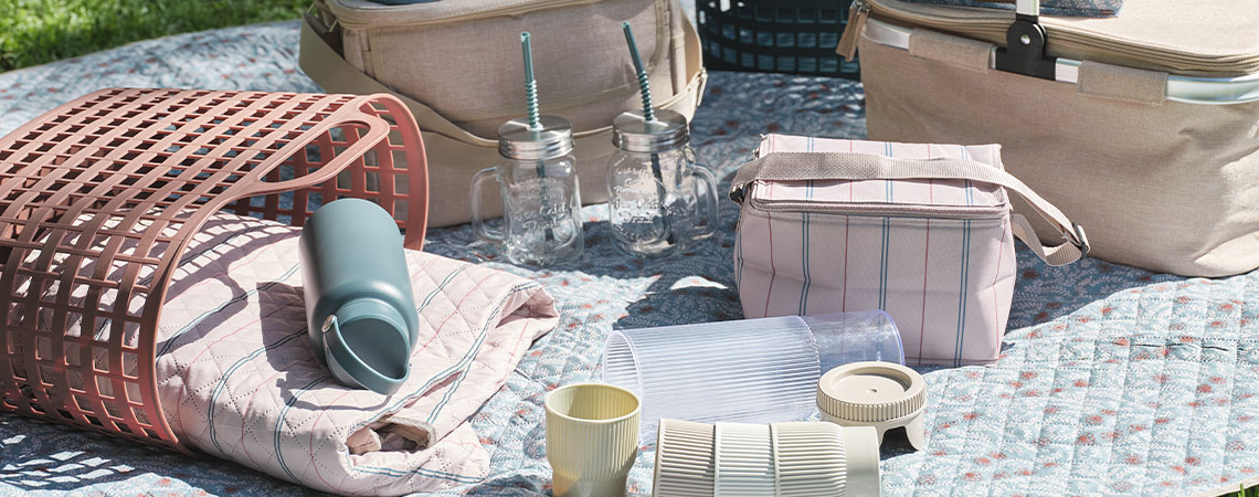 Essentiels pour les activités de plein air et les pique-niques : tasses, verres à boire, sacs isothermes, couvertures de pique-nique, etc.