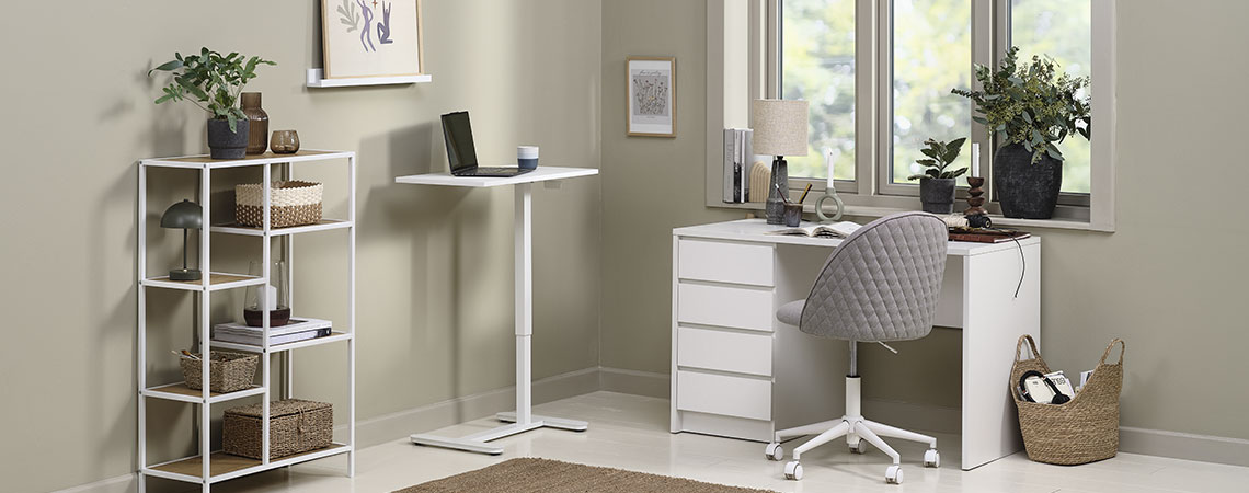 Homeoffice mit Stehschreibtisch, Bürostuhl, Schreibtisch und Bücherregal