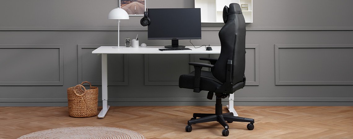 Fauteuil gaming élégant, épuré et ergonomique près d'un bureau équipé d'un écran et d'un casque