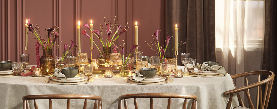 Allestimento della tavola di Natale con decorazioni festive che celebrano l’arrivo delle festività Allestimento festivo della tavola di Natale con colori intensi come bordeaux, verde e grigio