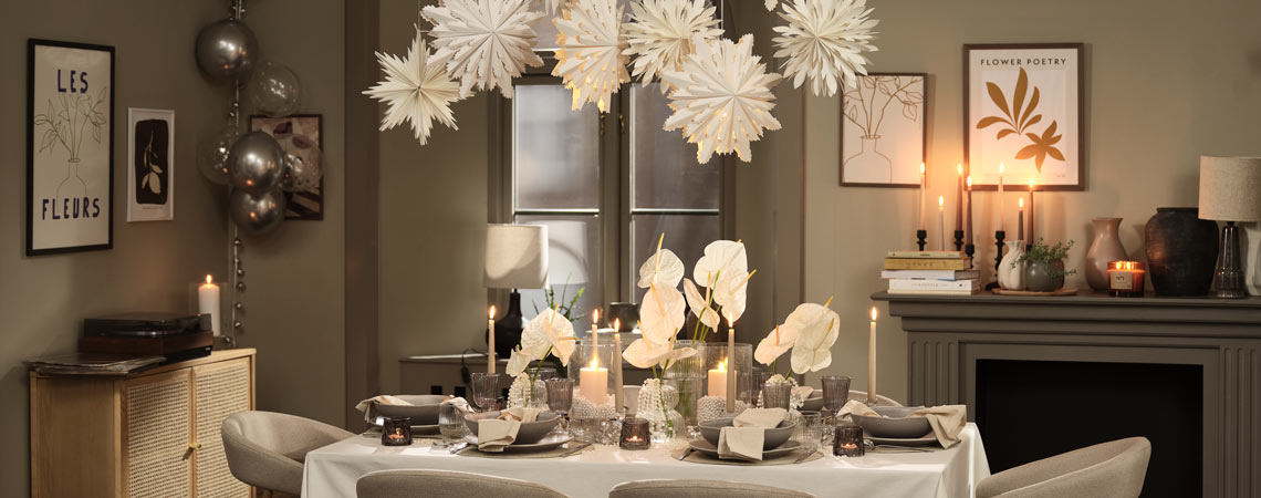 Le stelle di Natale SKRYMSLI adornano la tavola di Capodanno Sala da pranzo con tavola apparecchiata per una serata festiva