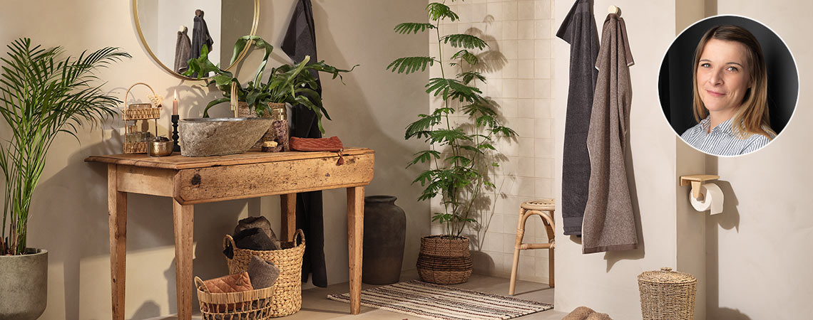 Asciugamani MUNKTORP, dispenser di sapone MAKARYD, portarotolo TRARYD, etagère TUREHOLM e pochette cosmetica TOFTBYN Bagno con asciugamani, dispenser di sapone, cesti e tappetino da bagno a righe