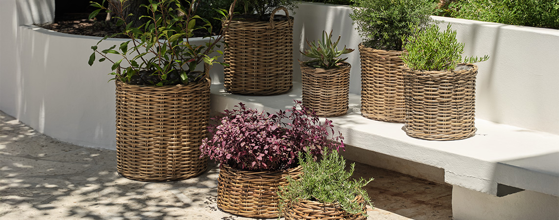  Gartenpflanzgefässe und Blumentöpfe aus Rattan in leuchtenden Farben