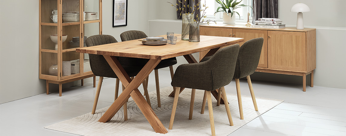 En savoir plus sur le label FSC et les produits fabriqués à partir de bois Mobilier en bois dur et placage bois certifié FSC tels qu’une table de salle à manger, une vitrine et un buffet dans un salon