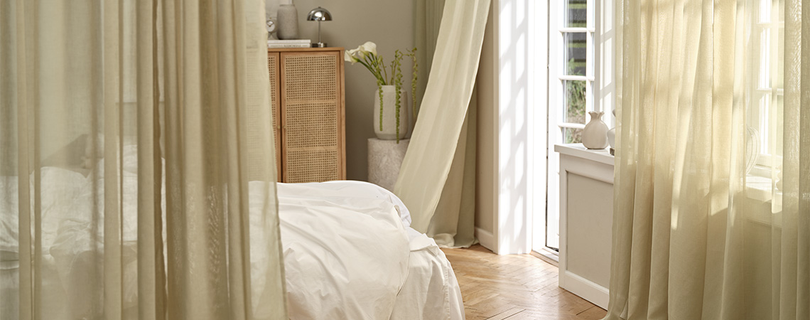 Vorhänge an Vorhangstangen vor den Fenstern im Esszimmer