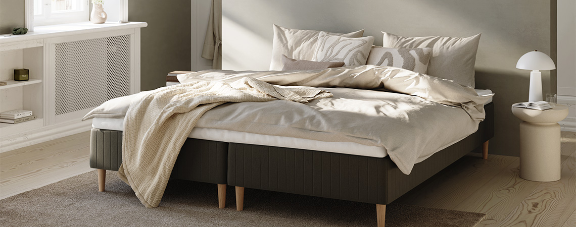 Möchtest du mehr darüber erfahren, welches Toppermaterial du wählen sollst? In diesem Guide erfährst du mehr. Doppelbett mit temperaturregulierendem Topper und Bettwäsche