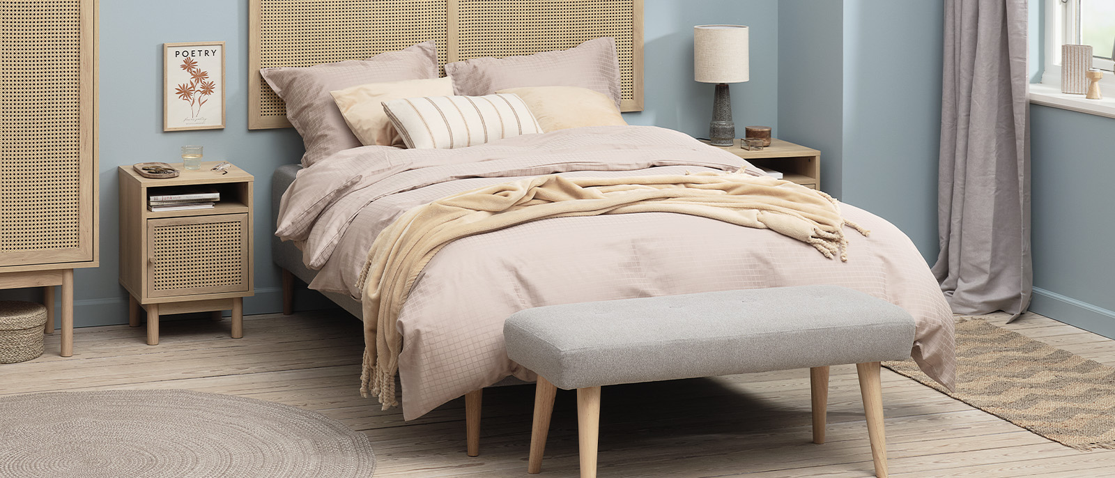 Federkernmatratze mit Bettwäsche im Schlafzimmer