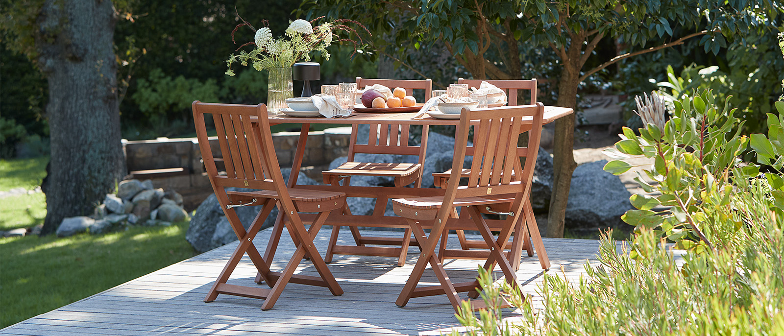 Scopri come prenderti cura al meglio dei tuoi mobili da giardino e mantenerli belli a lungo. Set di mobili da giardino in legno massello sulla terrazza di un giardino