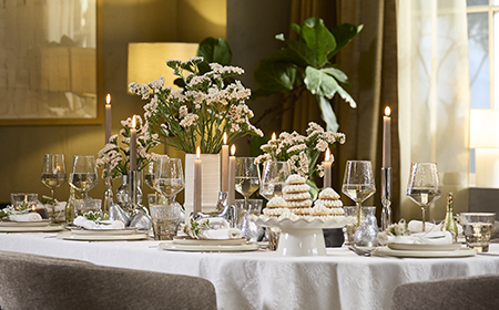 Gestalte einen festlich gedeckten Silvestertisch