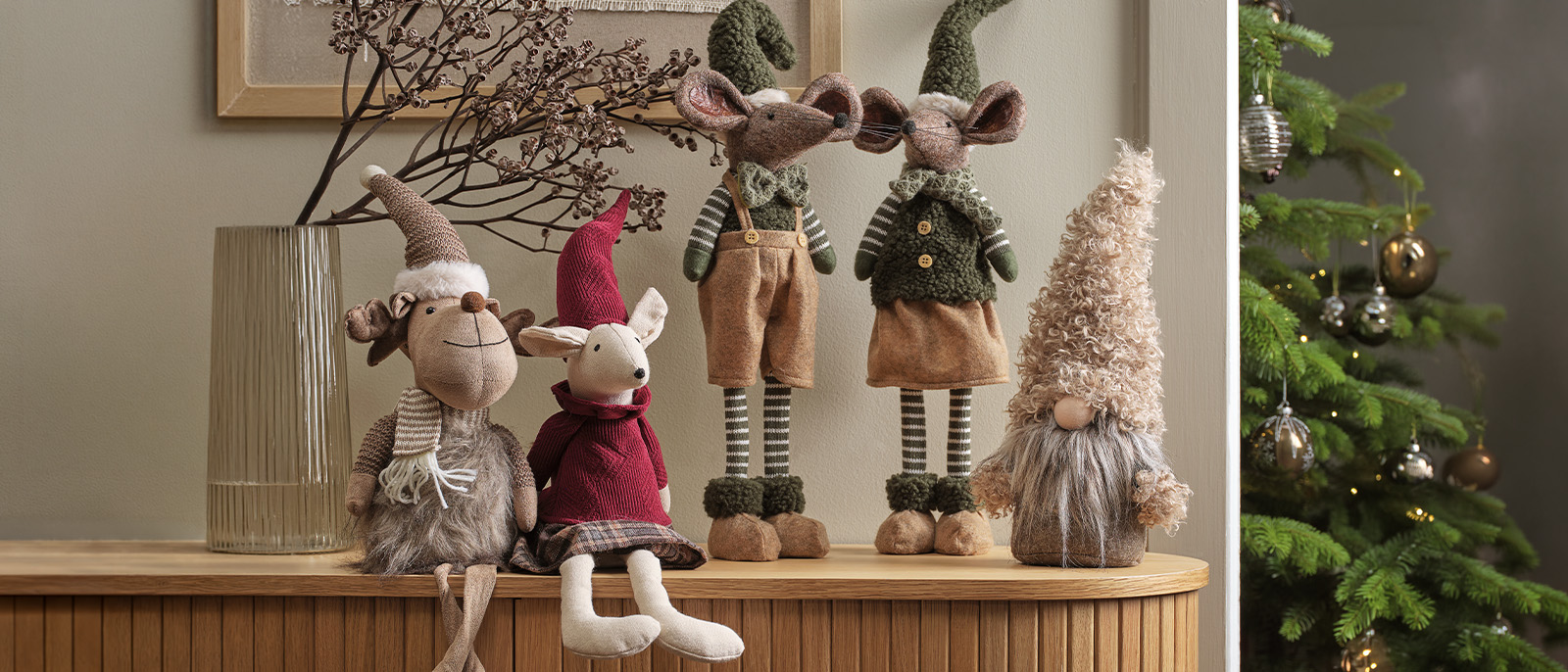 Gnomi, elfi e topi natalizi in un soggiorno decorato per le feste natalizie
