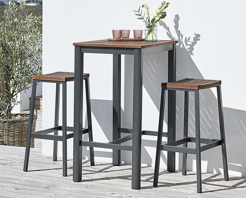 Bartisch und Barhocker HOVMARKEN Hoher Bartisch und Barhocker mit massivem Eukalyptusholz auf einer sonnigen Terrasse