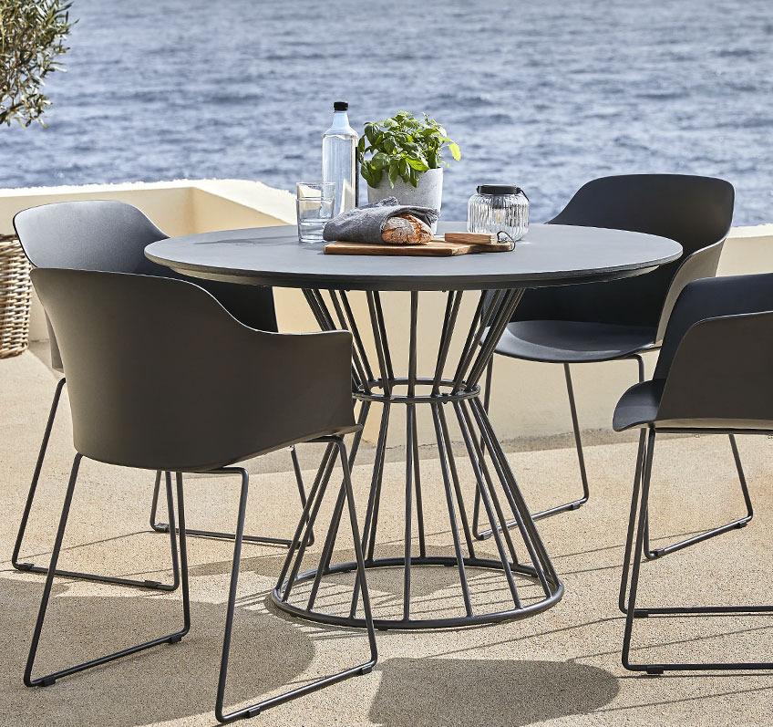 Gartentisch FAGERNES und Gartenstühle SANDVED Runder Gartentisch aus schwarzem Metall und vier schwarze Gartenstühle