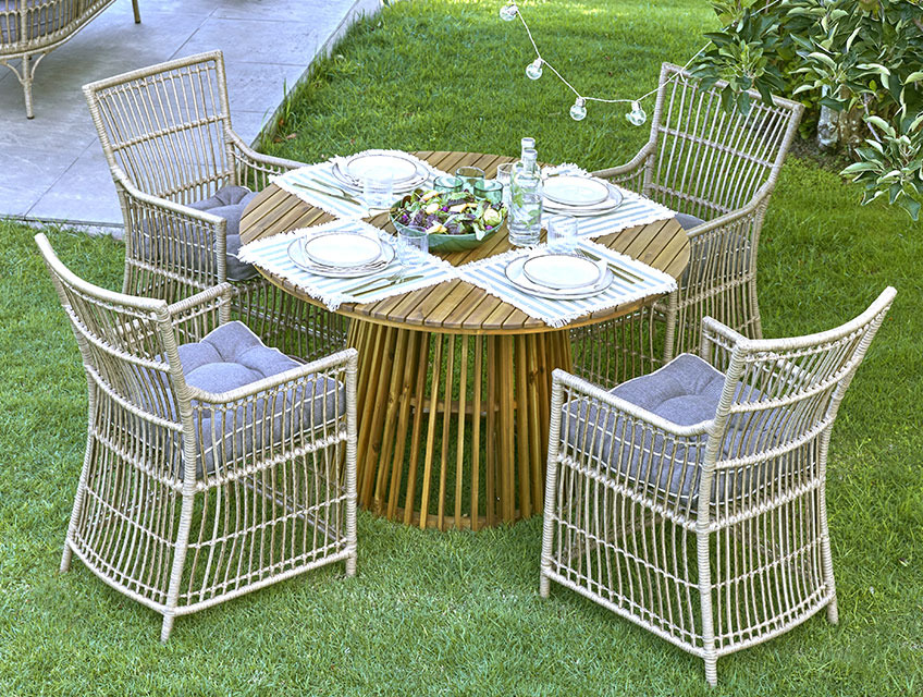 Gartentisch HOLTE und Gartenstühle FJELLERUP Runder Gartentisch mit mittigem Fuss und vier Gartenstühlen auf einem Rasen