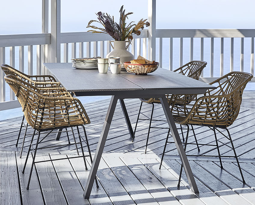 Gartentisch FAUSING und Gartenstühle ILDERHUSE Rechteckiger Gartentisch und vier Gartenstühle aus Rattan