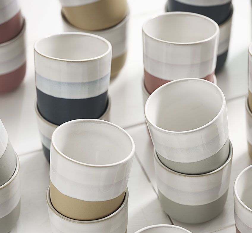 Tasse mit Streifen mit verschiedenen Farben
