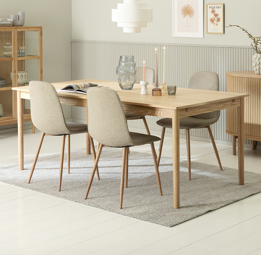 Chaises de salle à manger beige foncé et table de salle à manger en bois