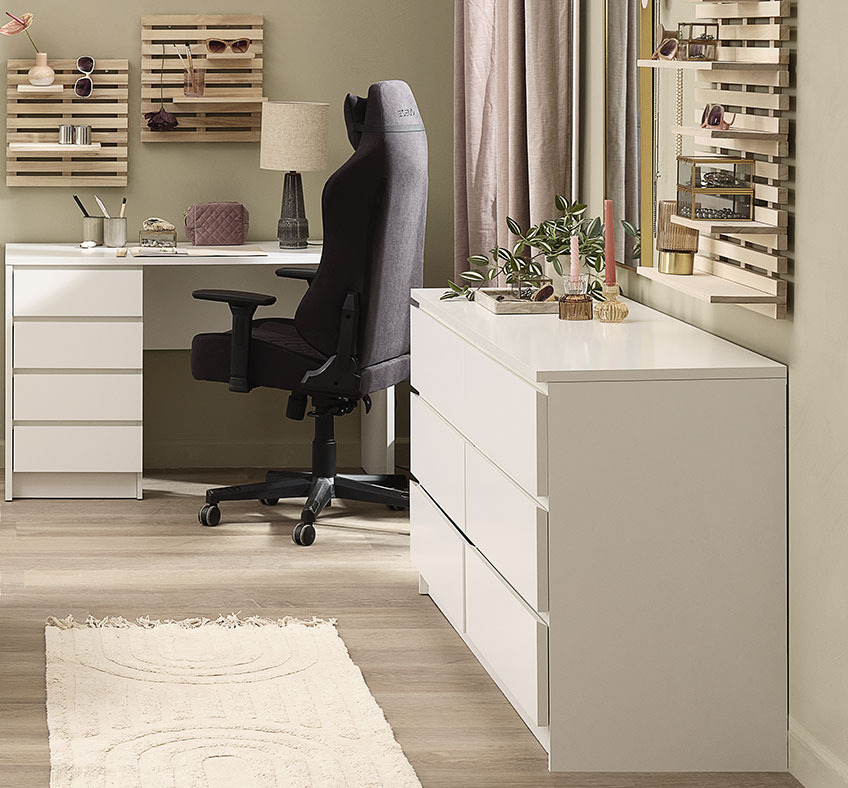 Kommode LIMFJORDEN, Schreibtisch LIMFJORDEN und Wandregale KETTINGE Grosse Kommode im Büro