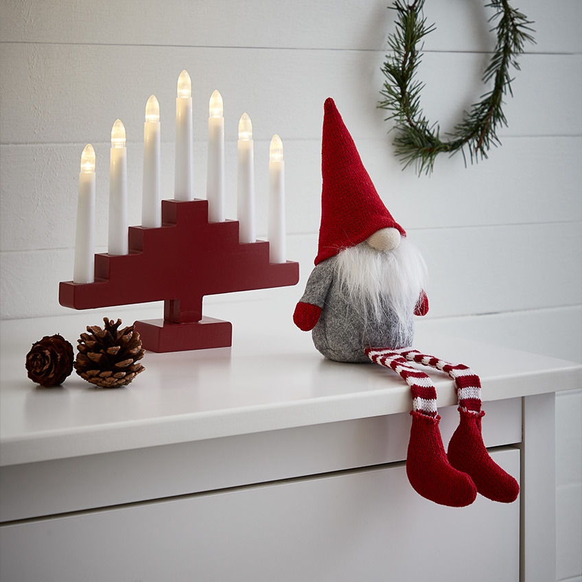 Weihnachtswichtel mit langem Bart und spiziger roter Mütze