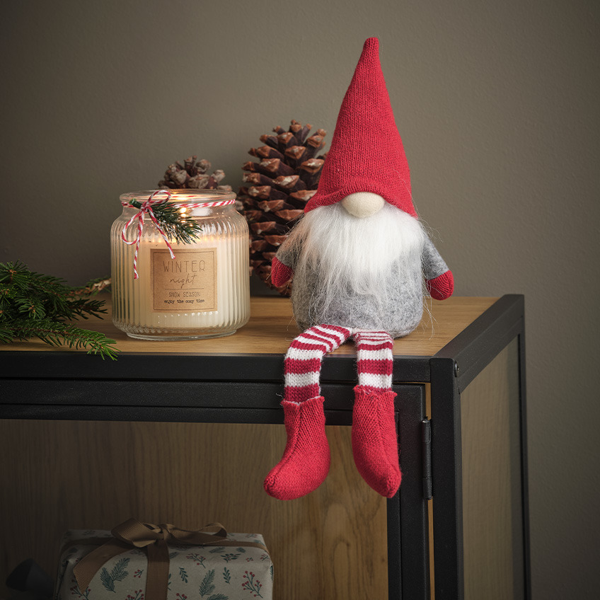 Elfo di Natale con barba, cappello e calze bianche 