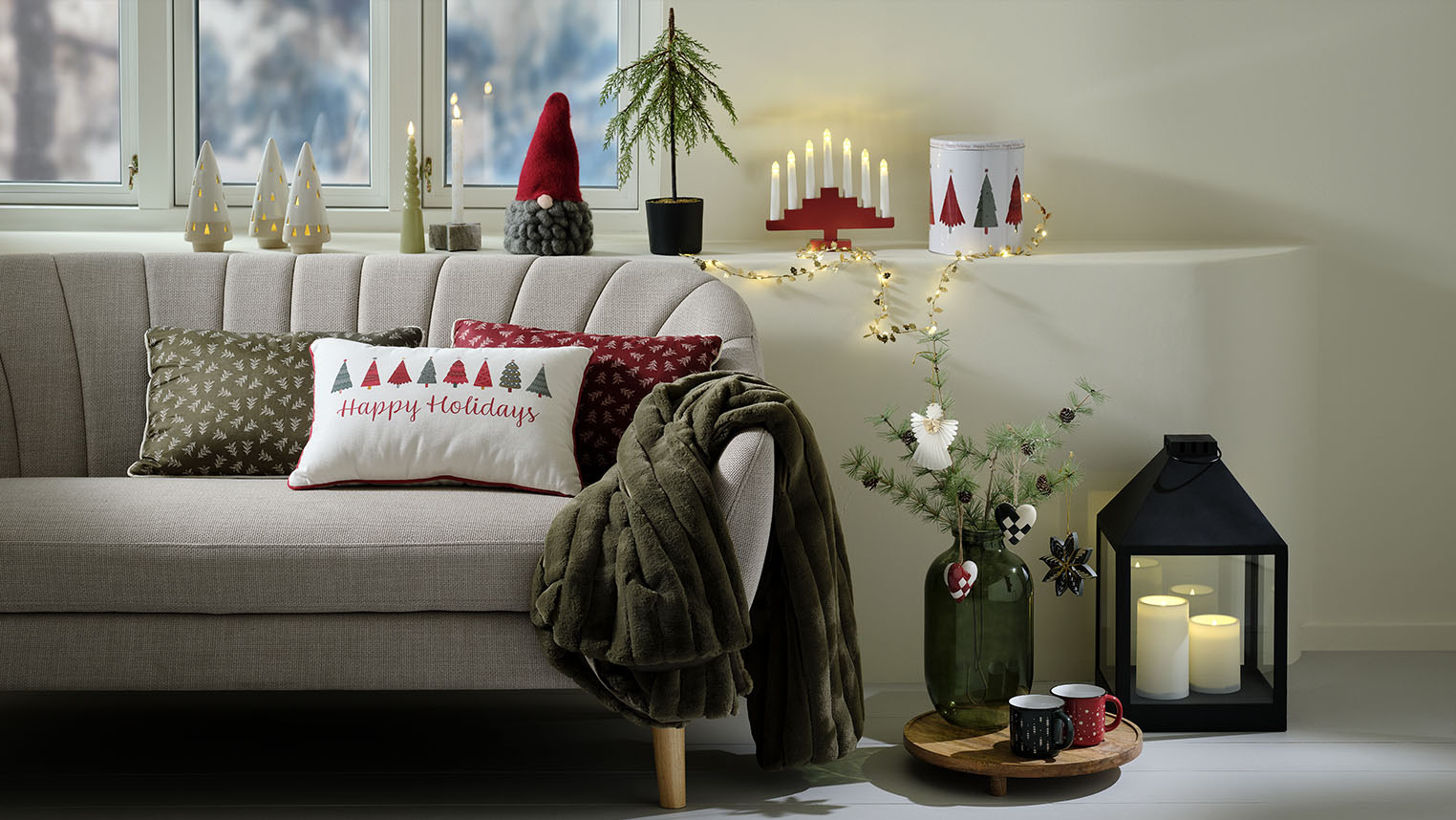 Gemütliches Wohnzimmer, eingerichtet mit skandinavischem Weihnachtsdekoration