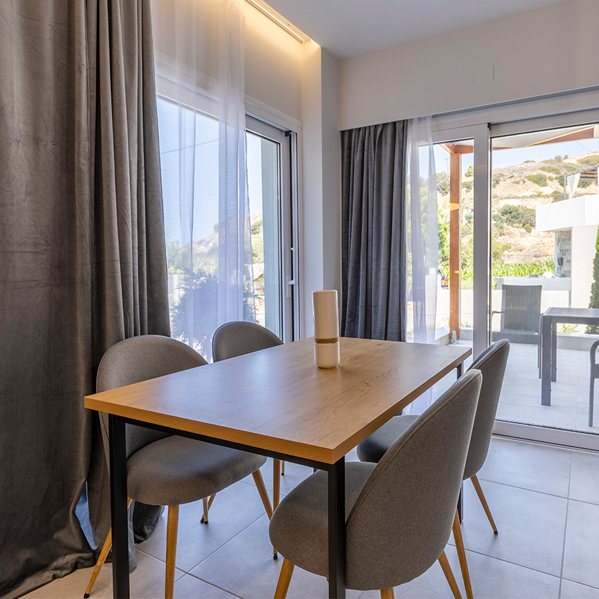 Esszimmerstuhl KOKKEDAL, Esstisch AABENRAA und Vorhang AUSTRA Möbliertes Esszimmer mit Esstisch, Stühlen und Zubehör