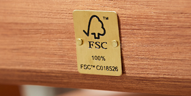 Placca in metallo con logo FSC su mobili in legno massello