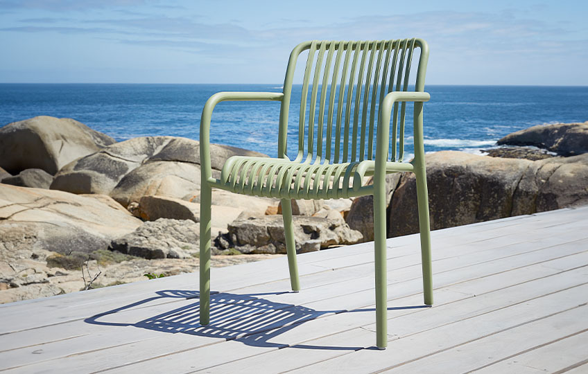 Chaise de jardin en plastique de style moderne et minimaliste