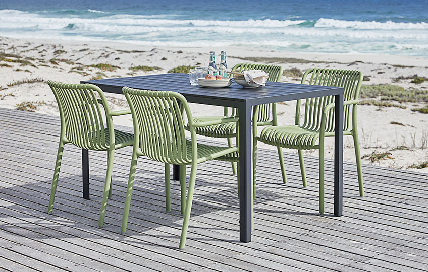 Tavolo da giardino in legno artificiale e sedie da giardino in plastica modellata