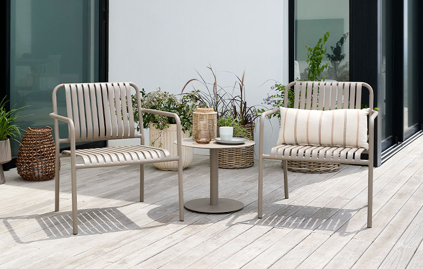 Poltrona lounge e tavolino da giardino realizzati in alluminio e acciaio