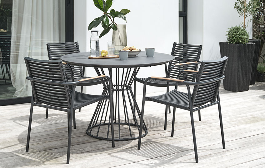 Table de jardin ronde avec plateau en fibre-ciment et chaises de jardin en plastique