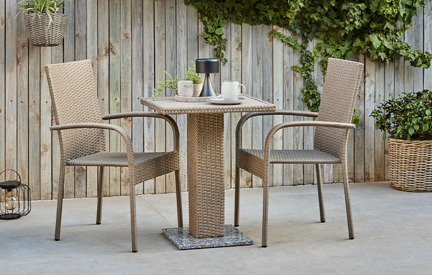 Mobilier de jardin en polyrotin dont table bistrot et chaises de jardin en rotin synthétique