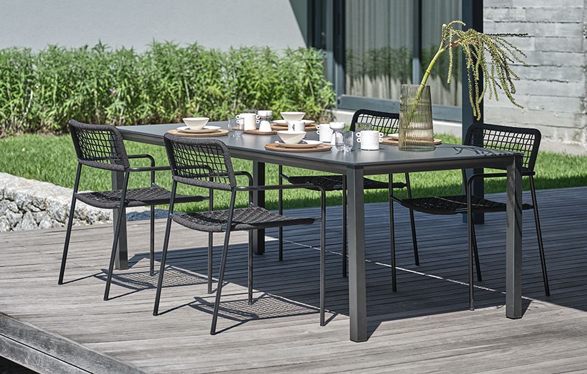 Table de jardin avec plateau en bois composite et chaises de jardin