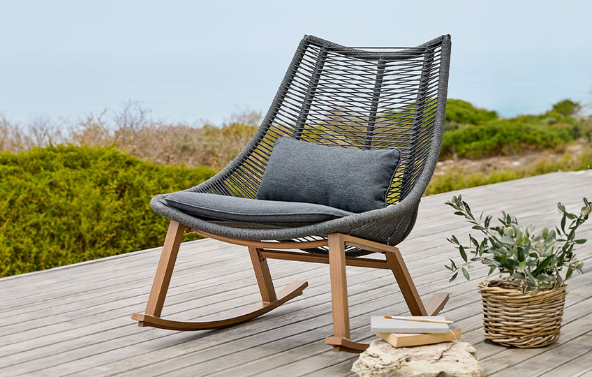 Lounge-Sessel mit Stoffseilen auf Terrasse