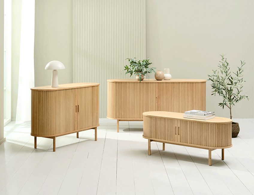 Pièce avec deux buffets de tailles différentes ainsi qu'un meuble TV en chêne naturel