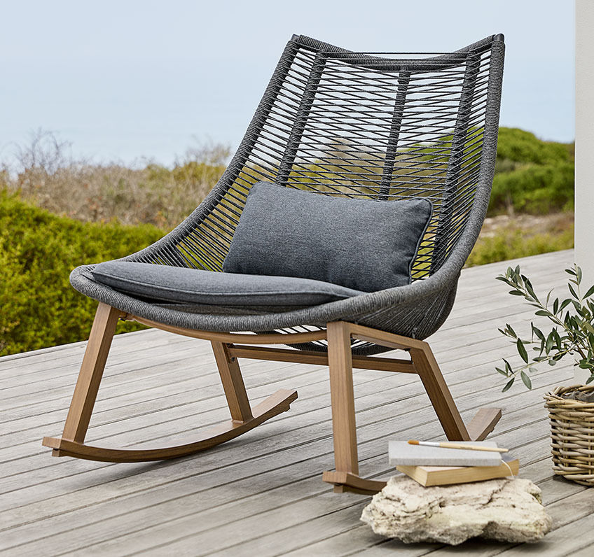 Fauteuil lounge gris et en bois dans terrasse 