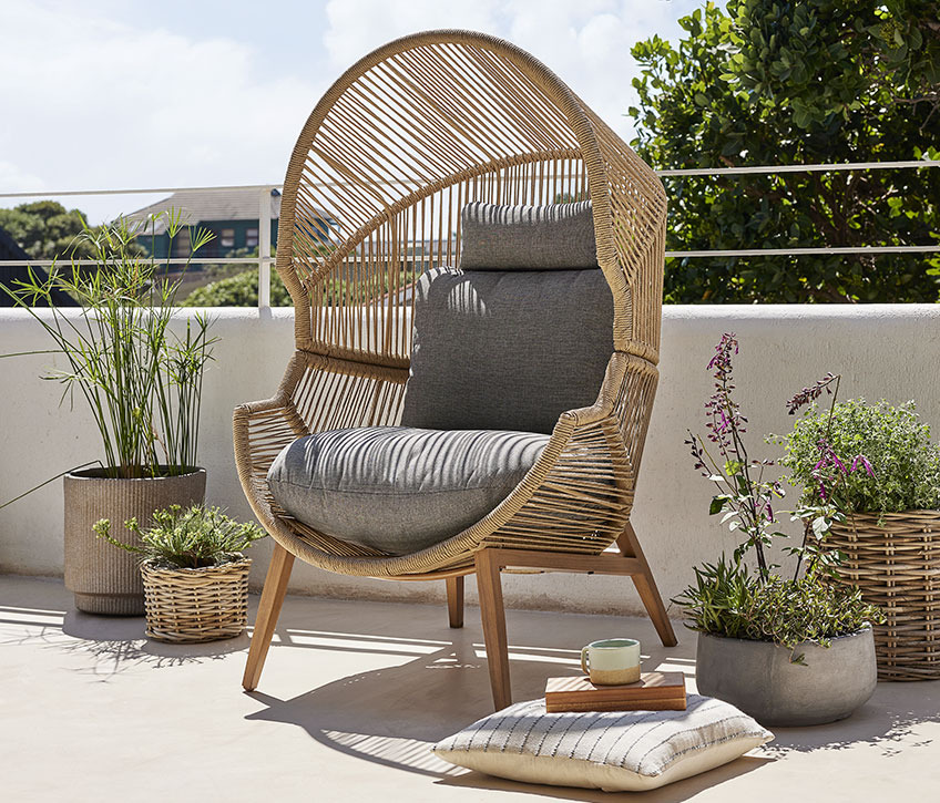 Grand fauteuil lounge sur balcon ensoleillé