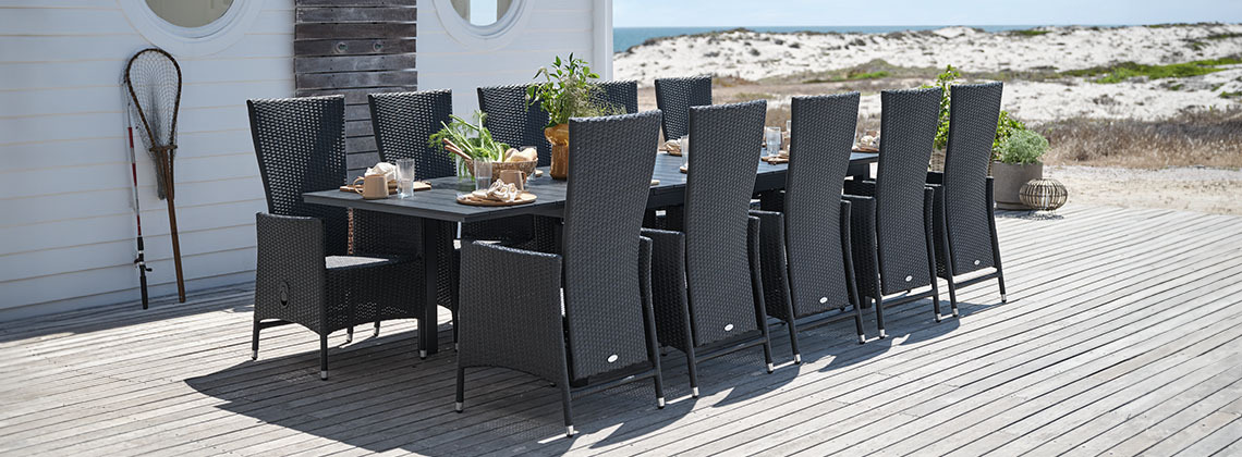 Grosser Gartentisch und Stühle für 10 oder 12 Personen auf der Terrasse am Strand 