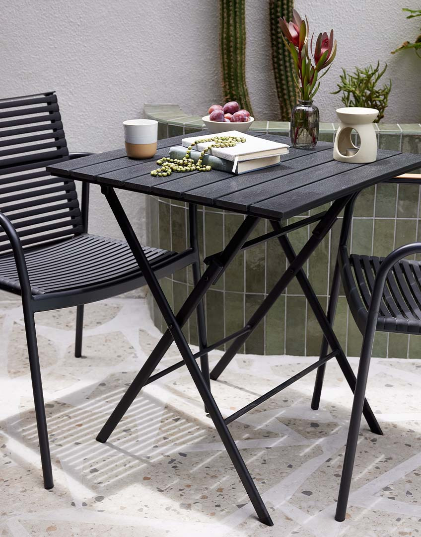 Bistro- oder Café-Set mit Outdoor-Tisch und zwei Stühlen