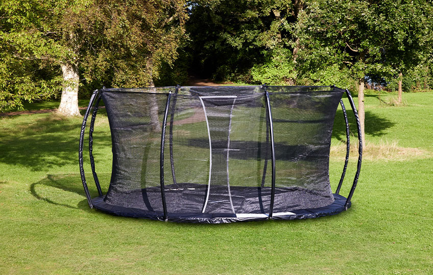 Trampoline enterré avec filet de sécurité et bords extérieurs rembourrés