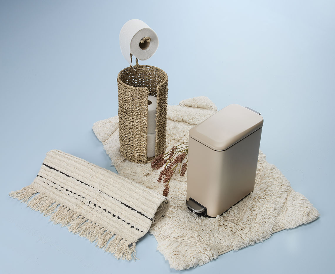 Badematten mit Toilettenpapierhalter und quadratischem Treteimer