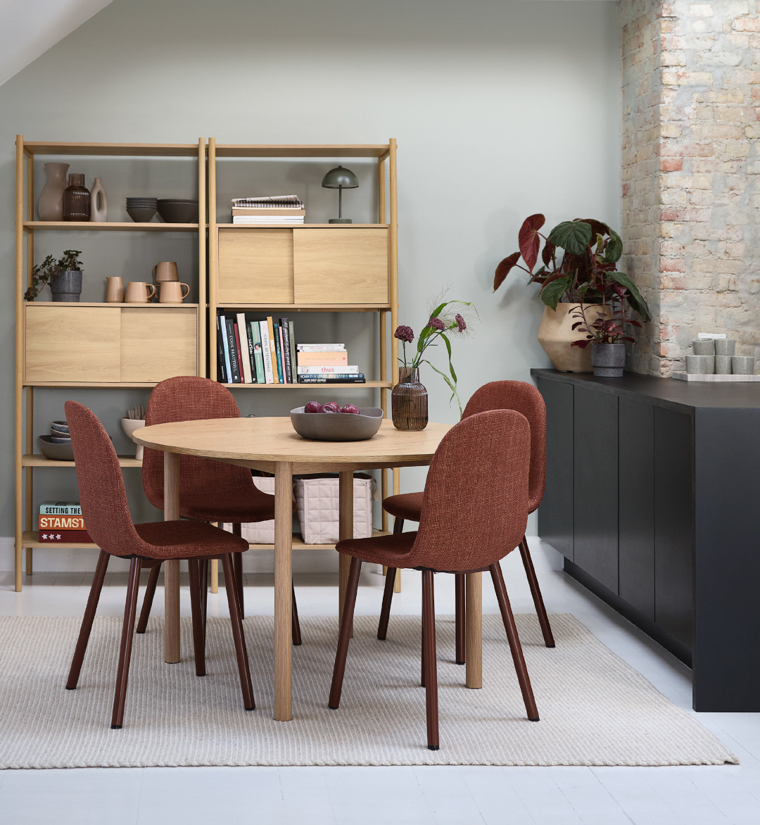 Table de salle à manger ALSTED et chaises de salle à manger EJSTRUP devant l'étagère LINDVED