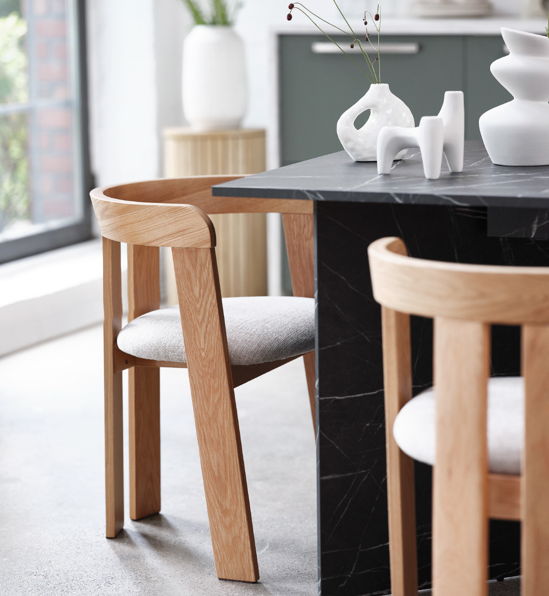 Chaise de salle à manger BOVRUP à la table de salle à manger KRONDAL avec vase SIGFRED