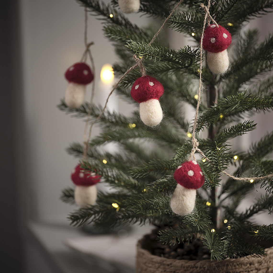 Künstlicher Weihnachtsbaum mit Pilzgirlande