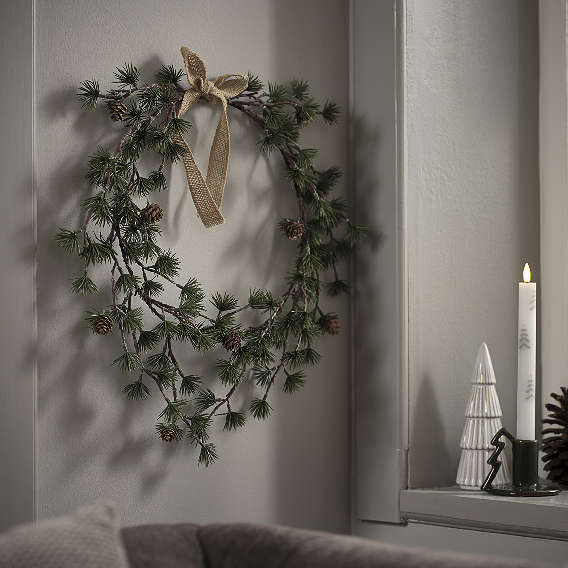Ghirlanda di Natale BELI, albero decorativo di Natale MYSING e portacandele STILBIT con candela di Natale MERLINIT Ghirlanda di Natale appesa al davanzale con albero di Natale decorativo e candela di Natale