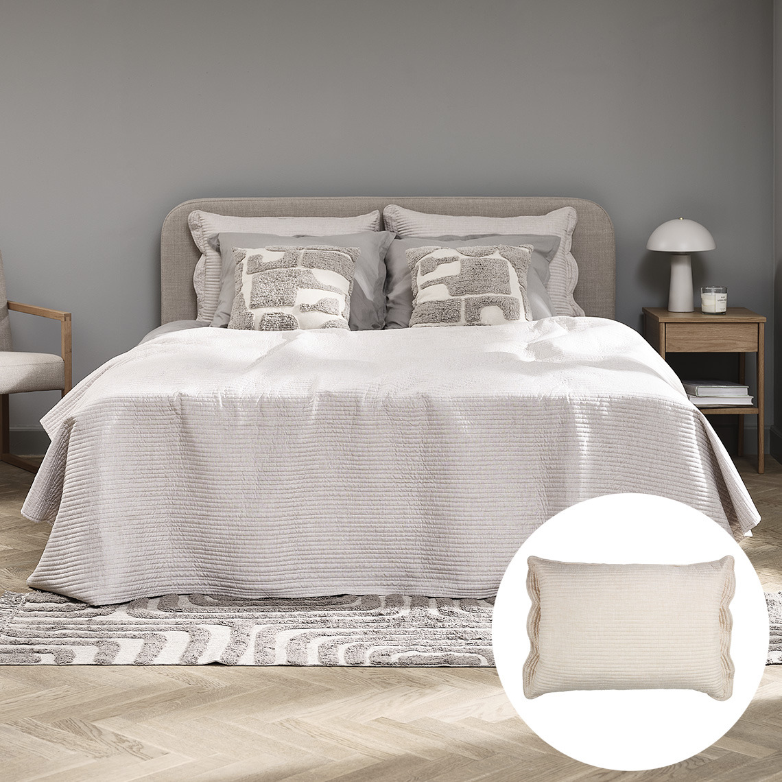 Camera da letto con letto king-size rivestito da un copriletto beige