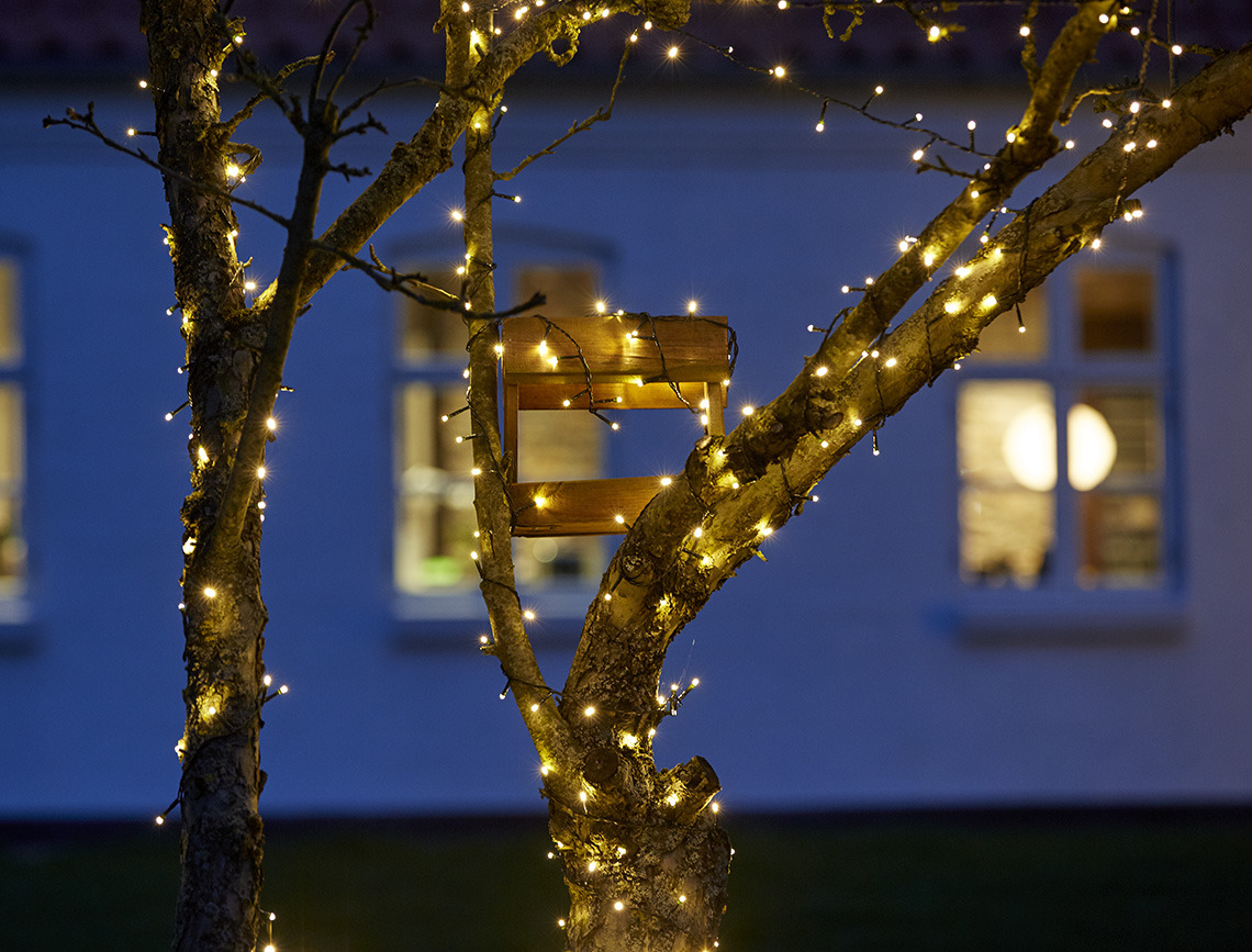 Guirlande lumineuse enroulée autour d'un arbre 