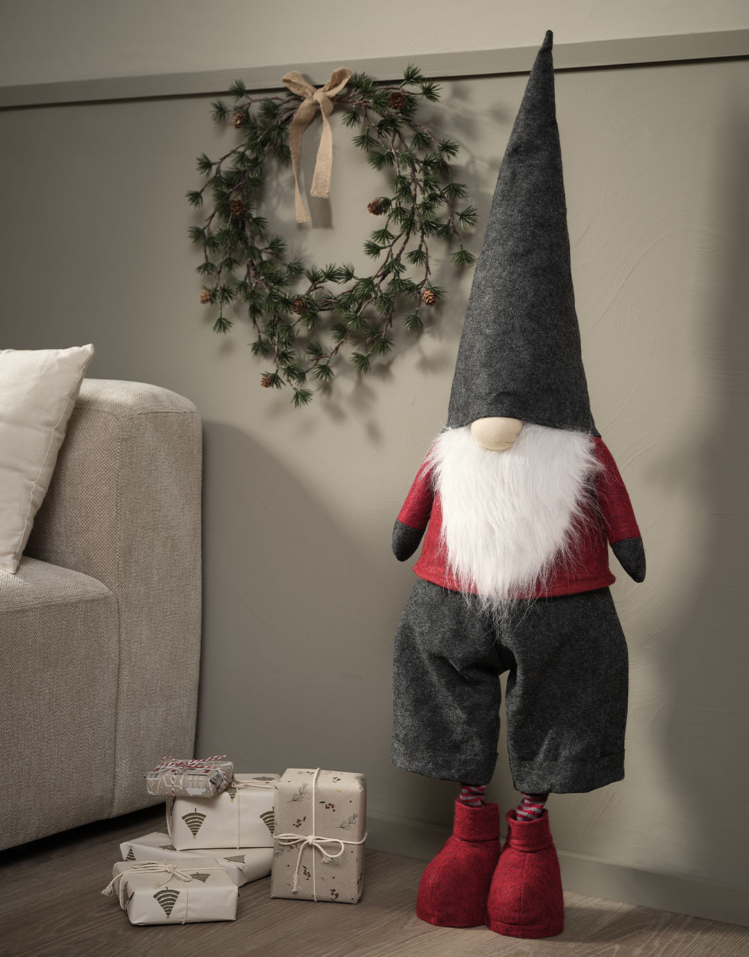 Lutin de Noël scandinave avec un nez bouton, une barbe blanche et un chapeau gris