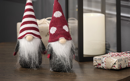 Petits gnomes de Noël avec des chapeaux de différents motifs